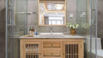 Exclusive İki Ayrı Yataklı Oda | Banyo | Duş, ücretsiz banyo/kozmetik ürünleri, saç kurutma makinesi, terlik