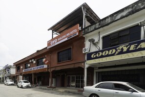 A building with multiple signs, including "Manjung Inn Hotel" and "Nagarajan Enterprise". - OYO 89960 Manjung Inn Hotel (Sitiawan)