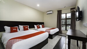 A hotel room with two beds, a flat-screen TV, a desk, and a window with curtains. - OYO 89960 Manjung Inn Hotel (Sitiawan)