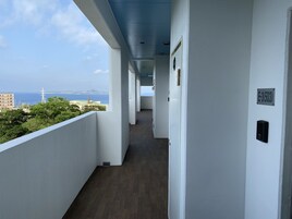 Un pasillo con vista al mar y un edificio a lo lejos.