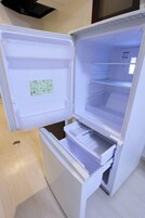 Uma geladeira aberta com várias prateleiras e um compartimento para congelador.