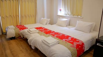 Triple Room | Blackout drapes, free WiFi, bed sheets
