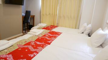 Triple Room | Blackout drapes, free WiFi, bed sheets