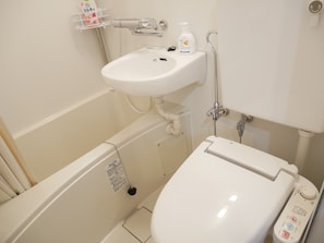 Suihkun ja ammeen yhdistelmä, ilmaiset hygieniatuotteet, hiustenkuivaaja
