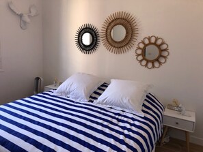 3 slaapkamers, een strijkplank/strijkijzer, reisbedje, gratis wifi