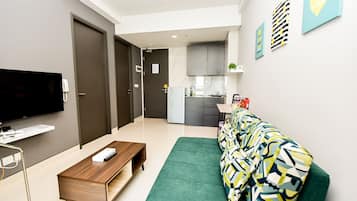 7-AE, 2 bedroom apartment | Καθιστικό | Τηλεόραση με επίπεδη οθόνη 21 ιντσών με καλωδιακά κανάλια