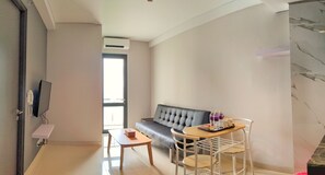 8-AD, 2 Bedroom Apartment | Aire de séjour | Téléviseur à écran plat de 21 po avec télévision par câble