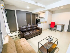 31-ABAC, 3 Bedroom Apartment | Aire de séjour | Téléviseur à écran plat de 21 po avec télévision par câble