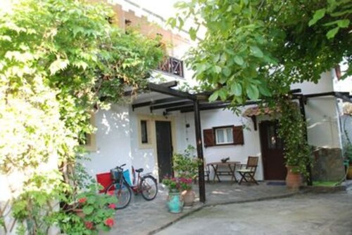 YULI'S HOUSE APARTMENT COMPLEX NEAR THE SEA