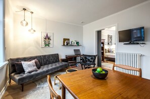 公寓, 2 間臥室 (First floor) | 起居區 | 智慧型電視
