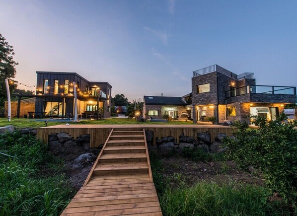 Front of property - evening/night - Slowing Slowing Stay (Seogwipo)