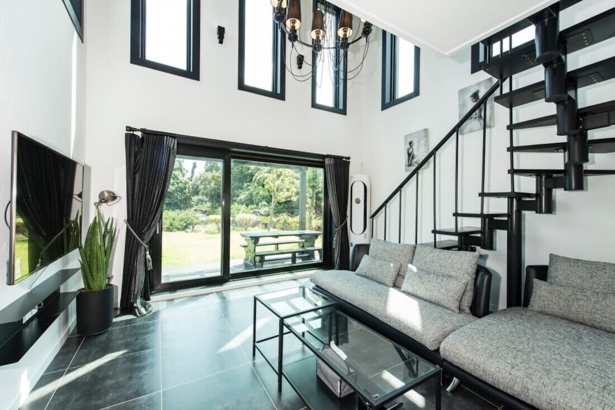 House, 3 Bedrooms, 2 Bathrooms (Cottage) | Living room | Flat-screen TV