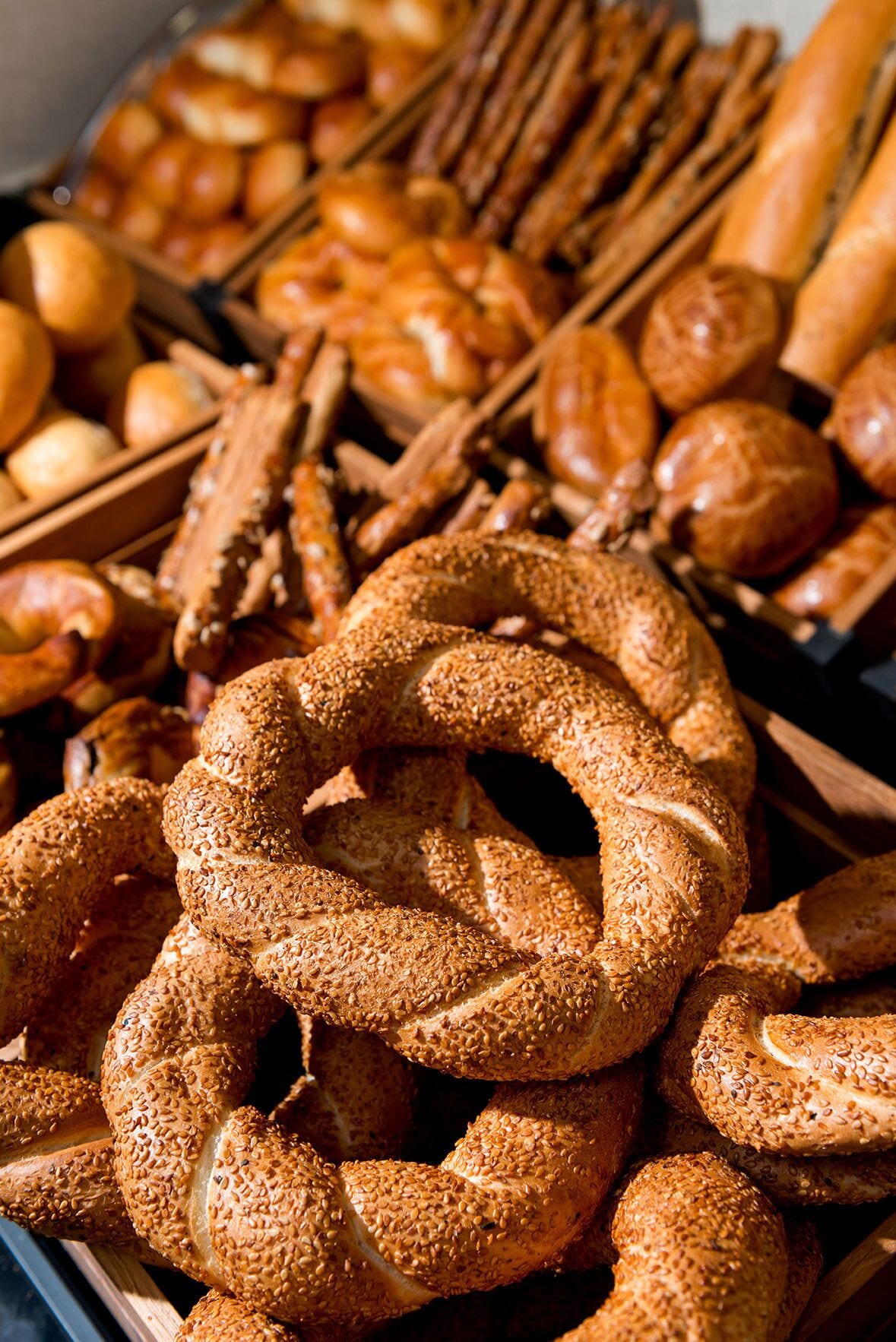 On y trouve une variété de produits de boulangerie, notamment des bretzels et du pain.