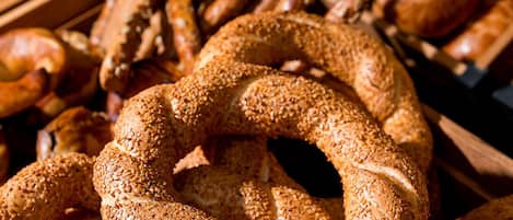 On y trouve une variété de produits de boulangerie, notamment des bretzels et du pain.