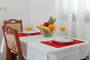 Apartamento, 1 habitación (1) | Servicio de comidas en la habitación