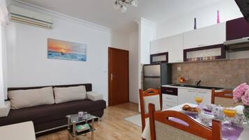 Apartment, 1 Schlafzimmer, Terrasse (2) | Wohnbereich | Flachbildfernseher