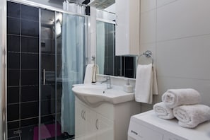Apartamento, 1 habitación, terraza (2) | Baño | Toallas y papel higiénico