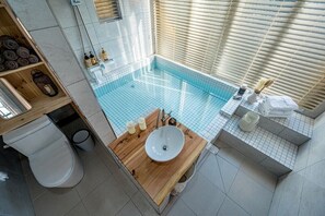 House, 3 Bedrooms | Bathroom | Separate bathtub and shower, hair dryer, towels, soap
