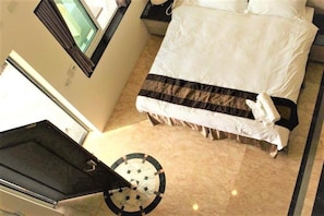 Desk, blackout drapes, soundproofing, free WiFi