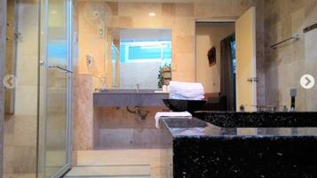 Double Room | Bathroom | Combined shower/tub, free toiletries, hair dryer, slippers