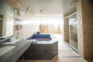 Bañera con ducha, artículos de tocador gratuitos, secador de pelo