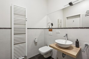 Suite | Salle de bain | Douche, séchoir à cheveux, serviettes fournies