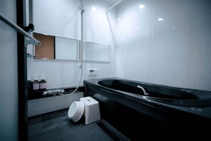 Duschwanne, kostenlose Toilettenartikel, Haartrockner, Hausschuhe