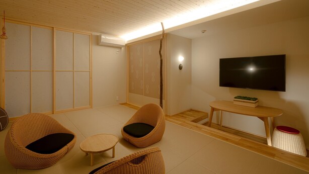 和室4人部屋 | ノートパソコン用作業スペース、遮光カーテン、アイロン / アイロン台、WiFi (無料)