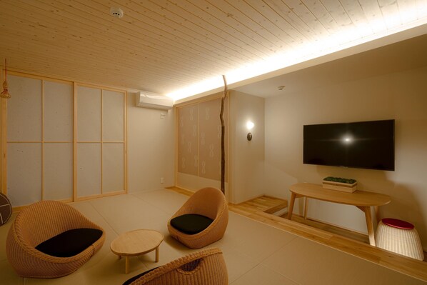 Traditional Quadruple Room | Individually decorated, individually furnished, laptop workspace