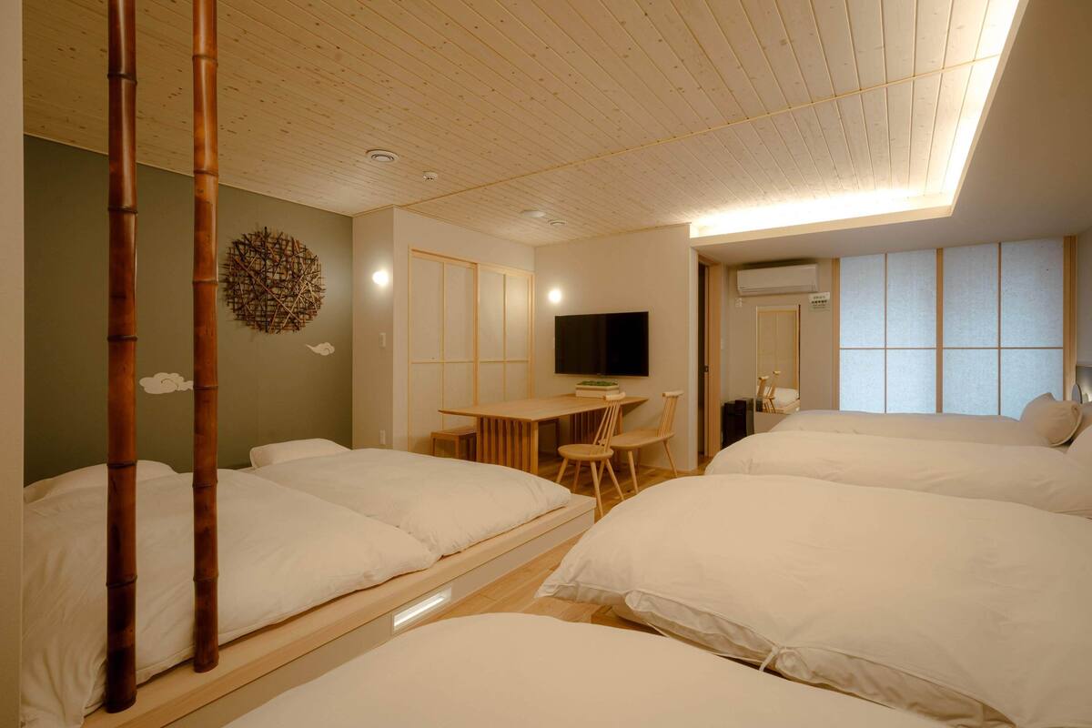 Habitación estándar (for 6 Guests) | Espacio para trabajar con laptop y cortinas blackout