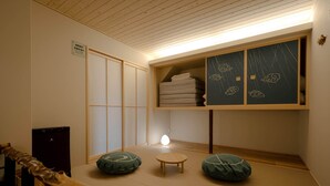 スタンダードルーム6人部屋 | リビング エリア | 薄型テレビ