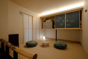 Chambre Standard (for 6 Guests) | Aire de séjour | Téléviseur à écran plat