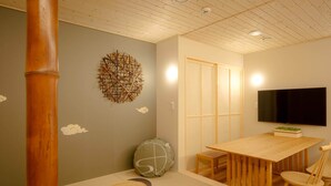 スタンダードルーム6人部屋 | ノートパソコン用作業スペース、遮光カーテン、アイロン / アイロン台、WiFi (無料)
