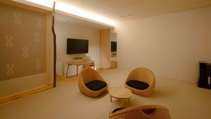 和室4人部屋 | ノートパソコン用作業スペース、遮光カーテン、アイロン / アイロン台、WiFi (無料)
