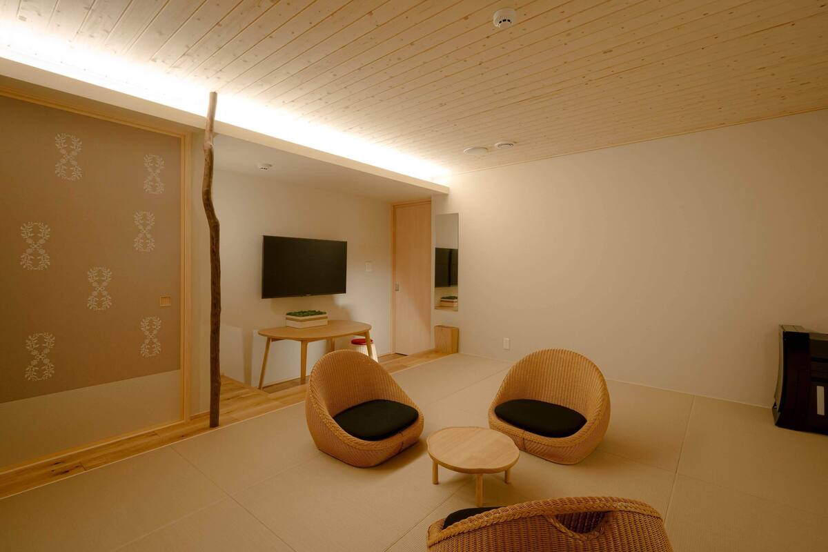 Habitación cuádruple tradicional | Espacio para trabajar con laptop y cortinas blackout