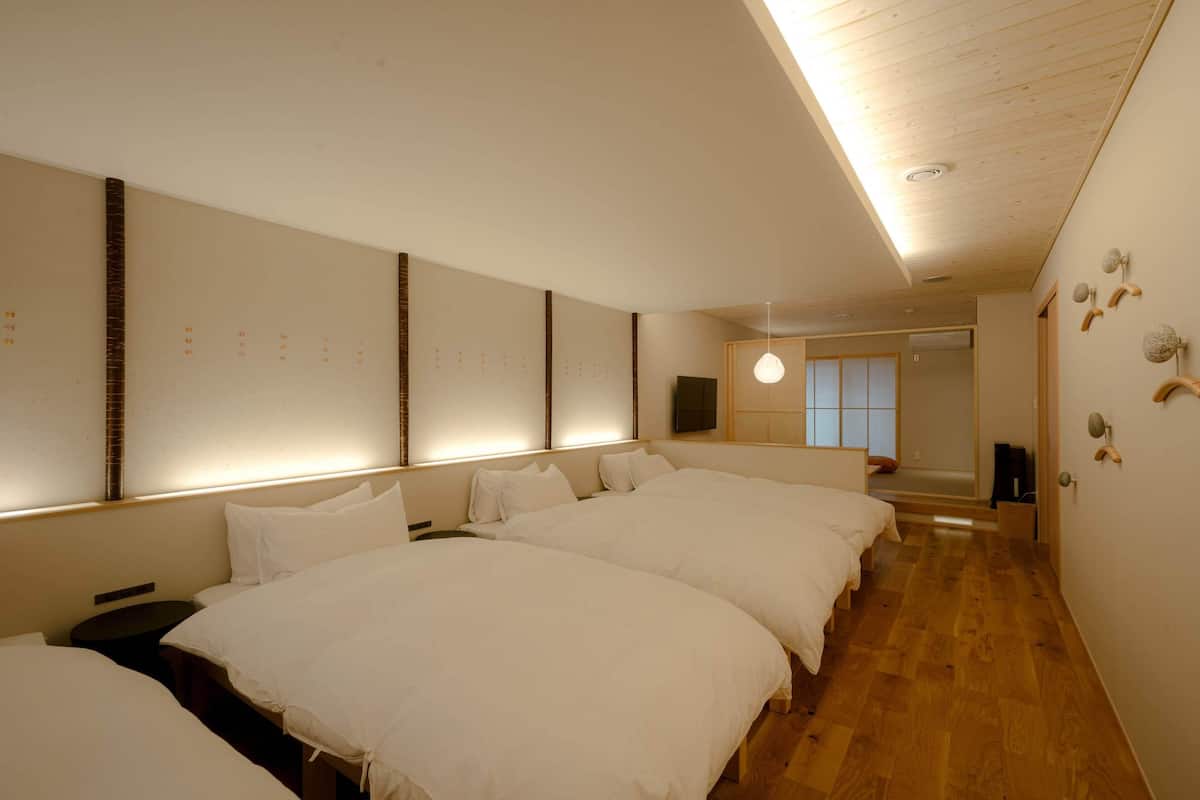 Habitación Deluxe (for 6 Guests) | Espacio para trabajar con laptop y cortinas blackout