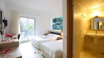 Minibar, free WiFi, bed sheets