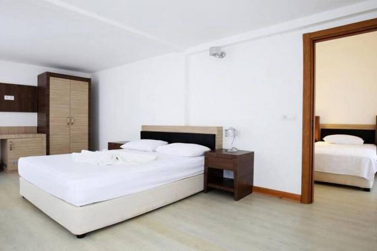 Minibar, WiFi (free), bed sheets