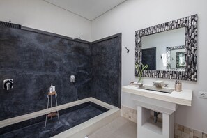 Bathroom - Relax at a Stunning and Massive Villa next to Canggu (KEROBOKAN)