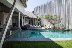 Outdoor pool, pool loungers - Relax at a Stunning and Massive Villa next to Canggu (KEROBOKAN)