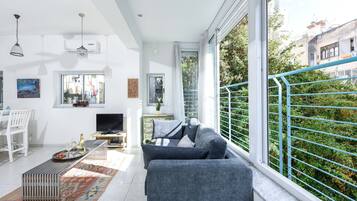 Lejlighed - 2 soveværelser | Opholdsområde | 40-tommers LCD-tv med satellitkanaler, tv