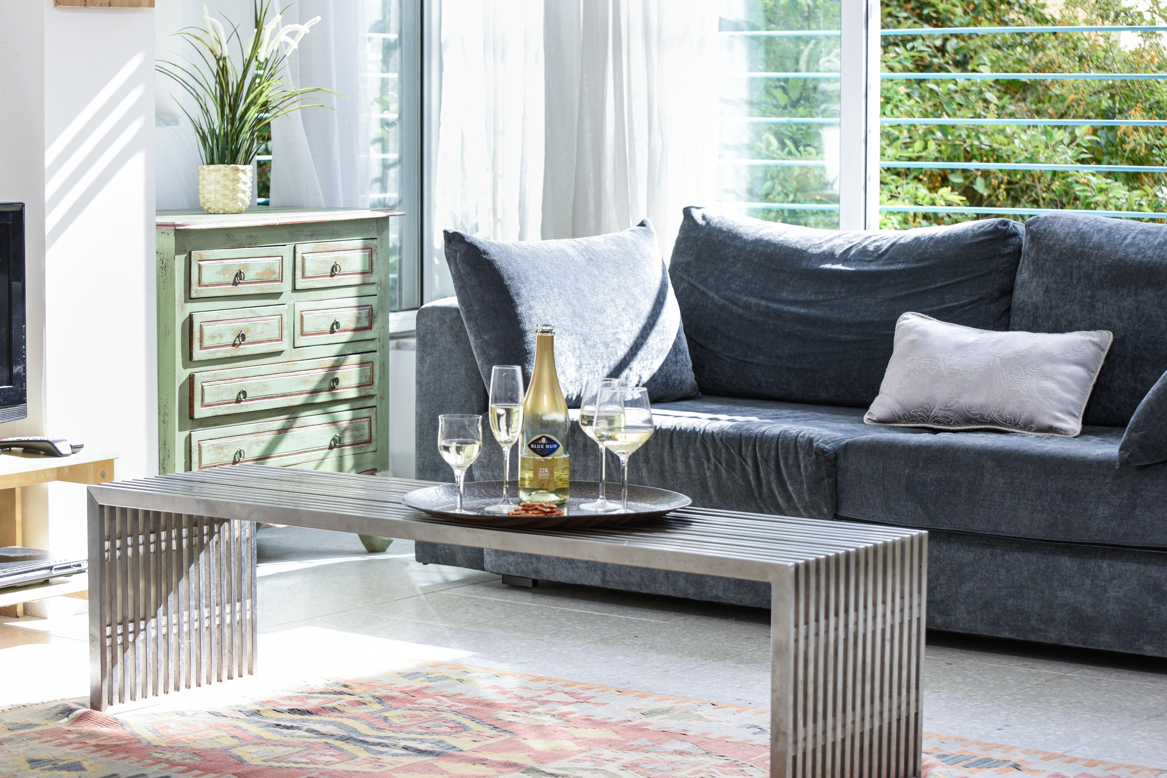 Apartamento, 2 habitaciones | Zona de estar | Televisión LCD de 40 pulgadas con canales por satélite, una televisión