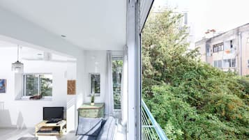 Apartment, 2 Bedrooms | Front of property