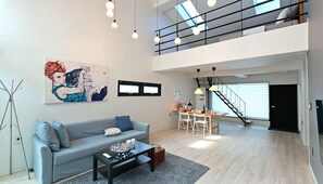 Televisión de pantalla plana, piso con calefacción