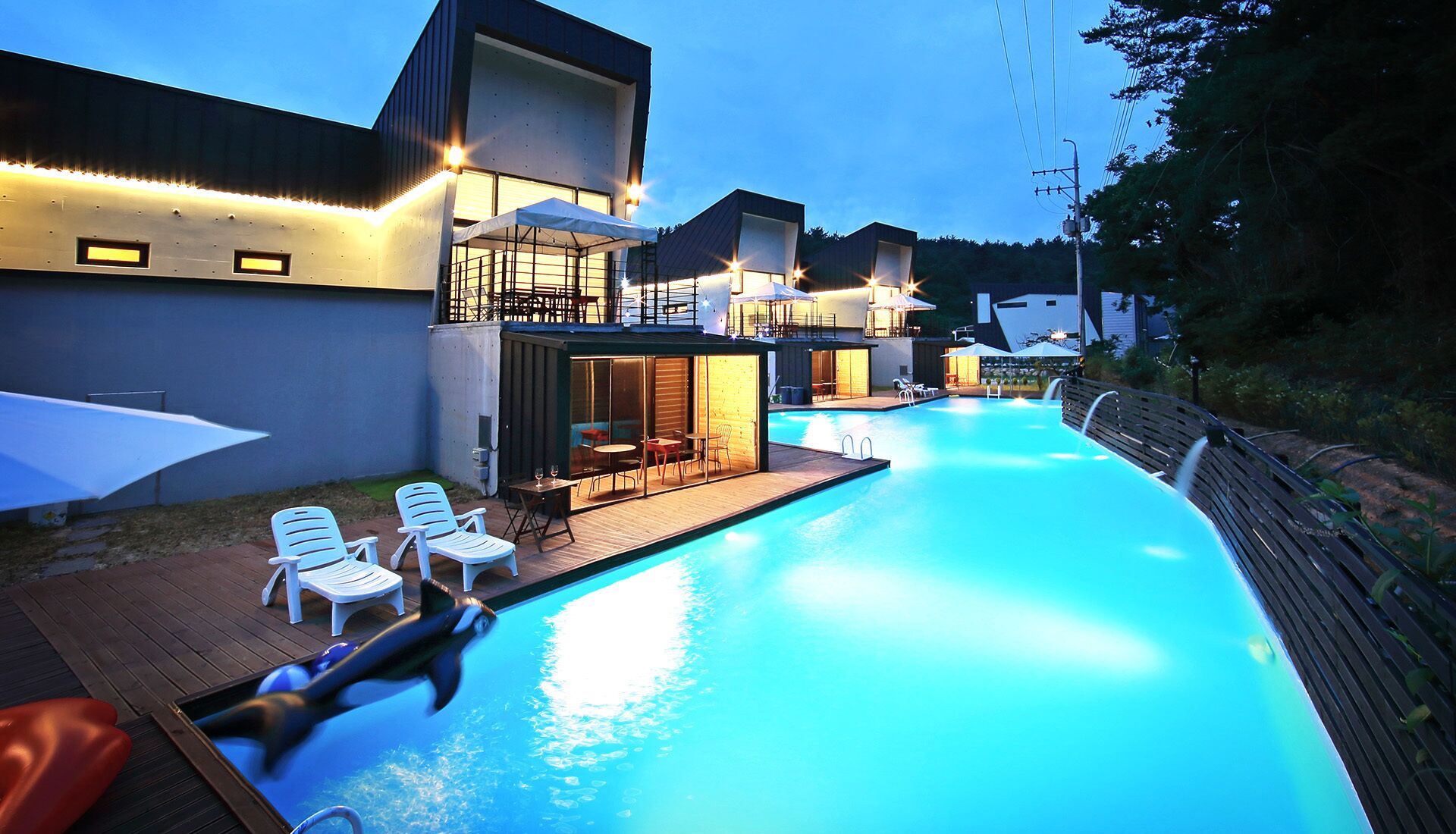 Een seizoensgebonden buitenzwembad