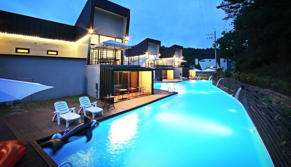 Una piscina al aire libre de temporada