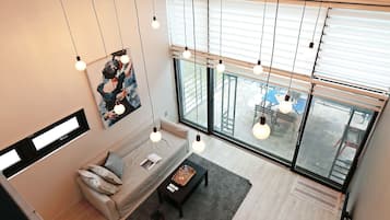 Flat-screen TV, heated floors