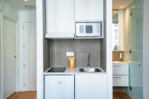 Micro-ondes, plaque de cuisson, cafetière/bouilloire, grille-pain