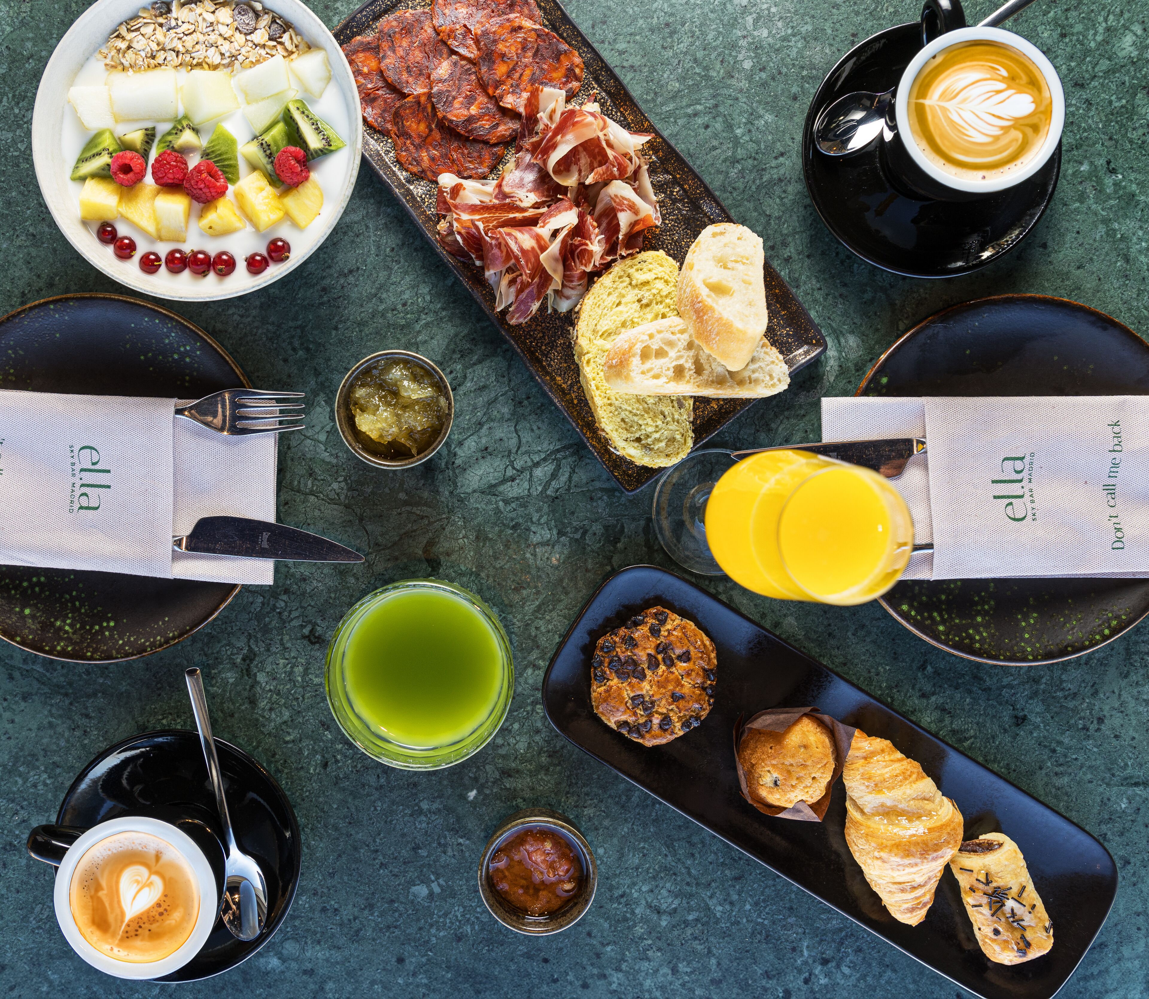 Un desayuno con diferentes alimentos y bebidas sobre una mesa.