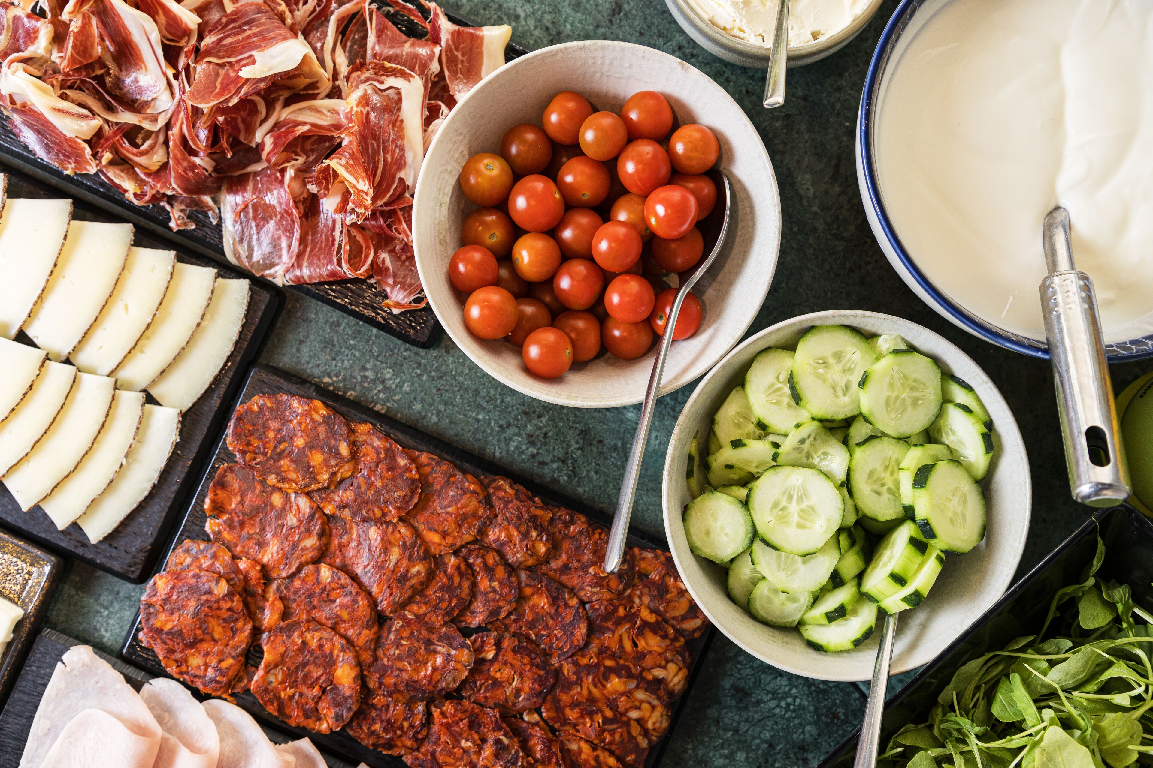 بوفيه فطور يوميًا بتكلفة قدرها (17 EUR للشخص)